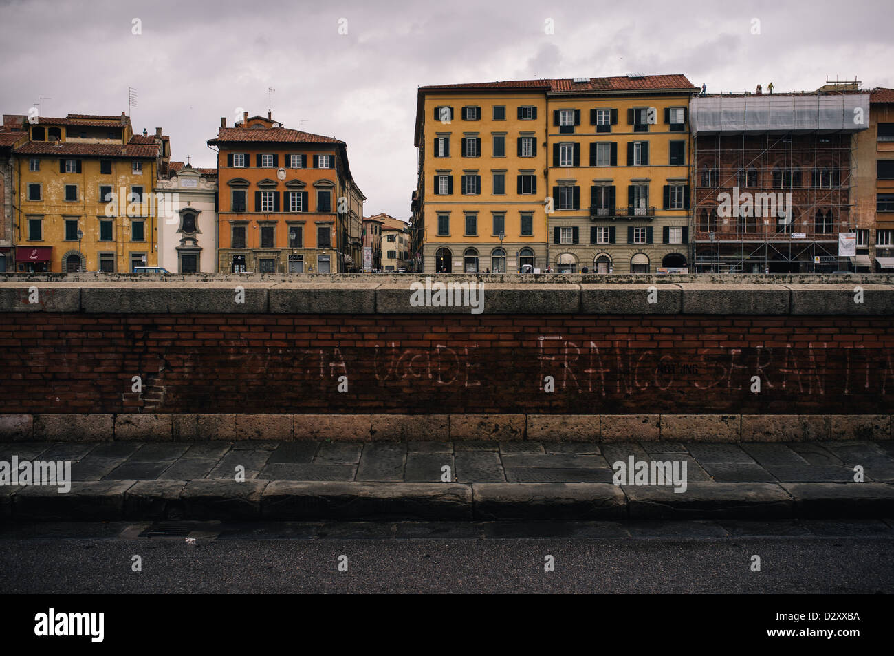 Scene di strada di Pisa- grafitti lungo il fiume, Italia Foto Stock