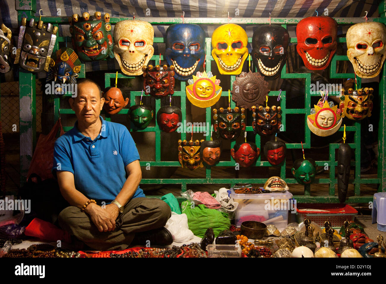 Mercato cinese trader, in stallo la vendita di maschere viso, in Hong Kong. Foto Stock