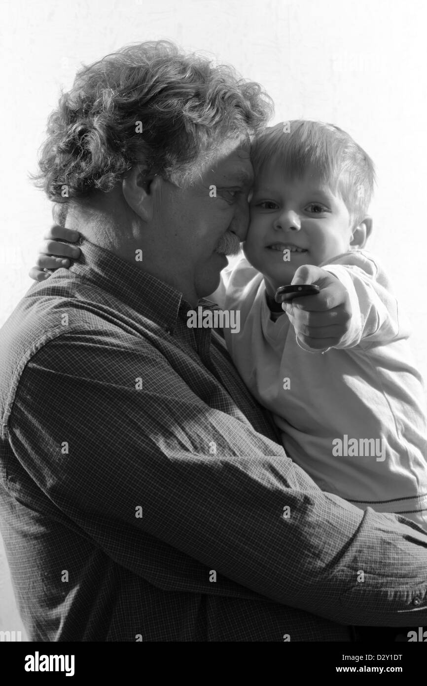Nonno e nipote, in bianco e nero Foto Stock