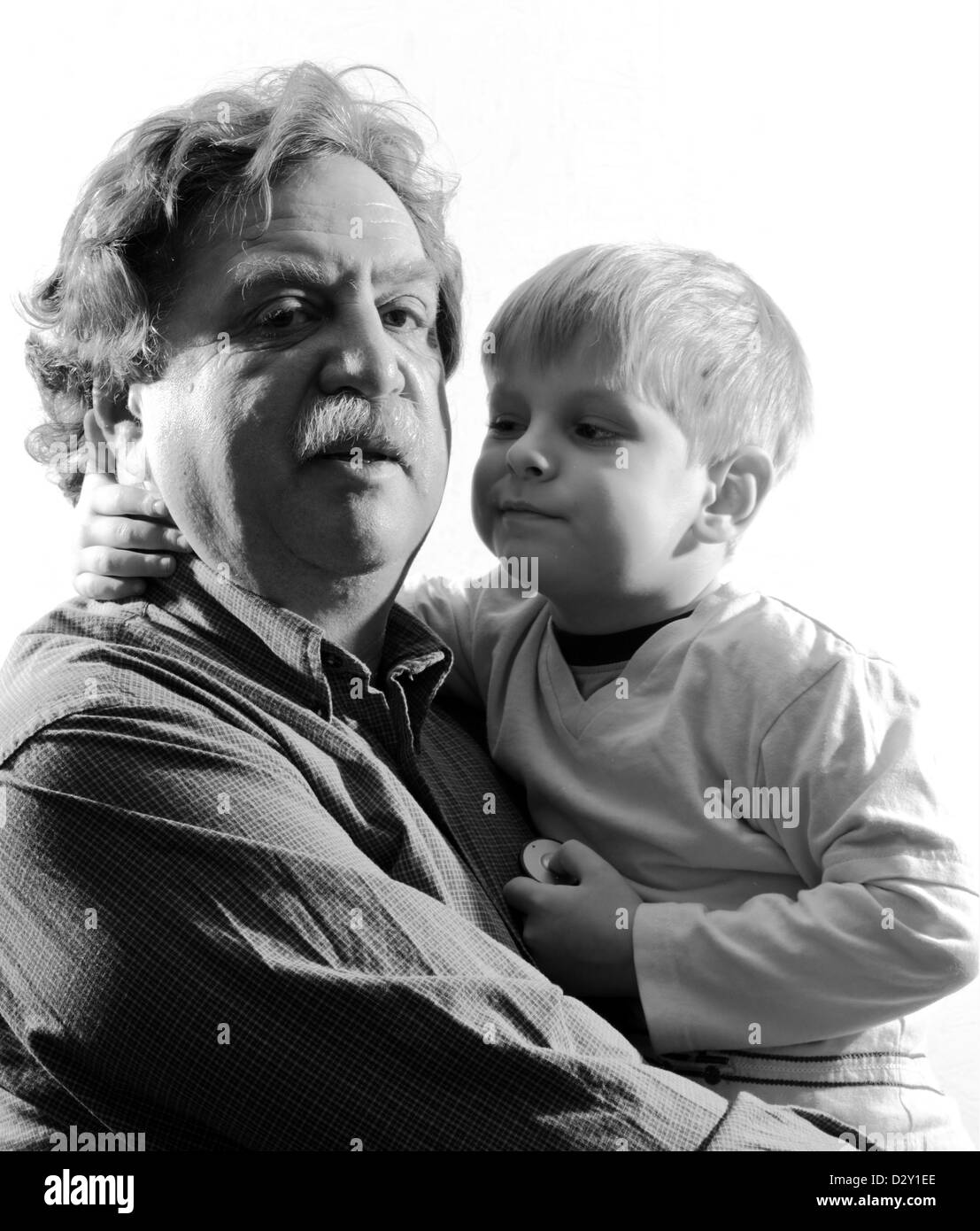 Nonno e nipote, in bianco e nero Foto Stock