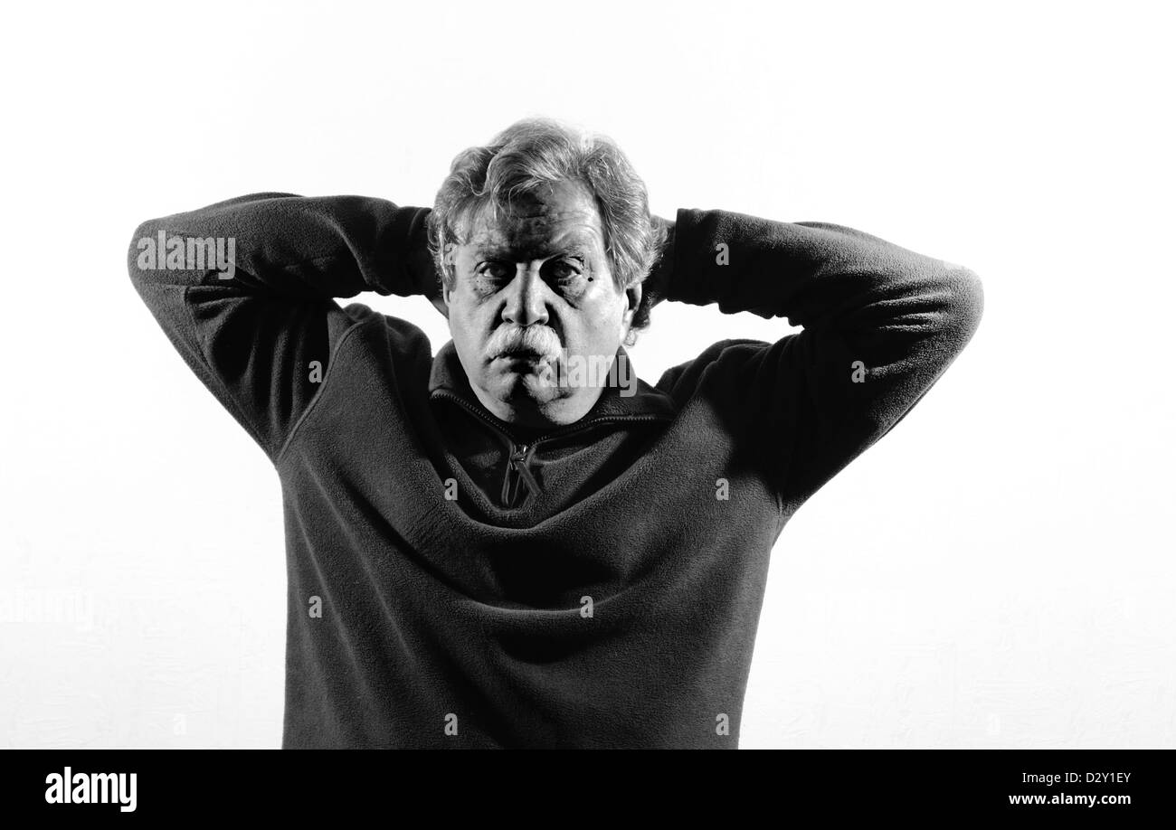 L'uomo essere arrestato con la mano nella sua testa Foto Stock