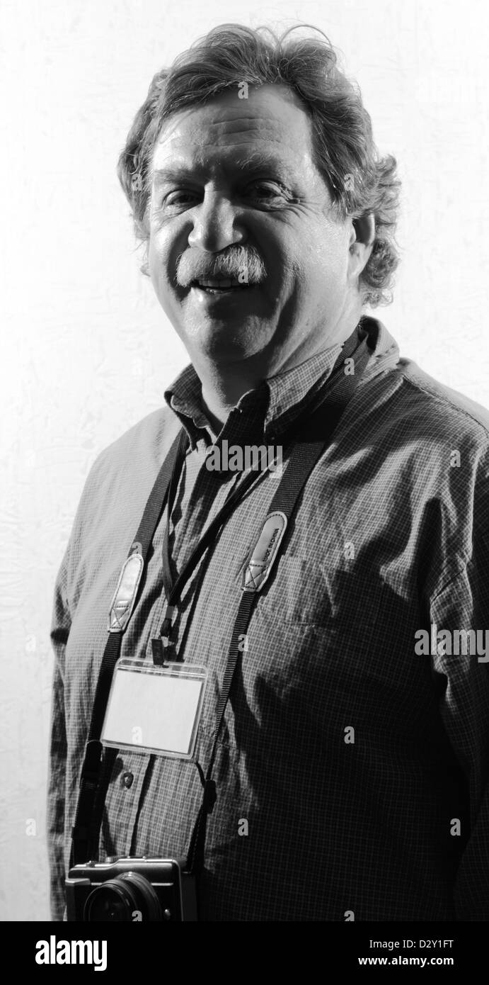 Fotografo in un plaid shirt con un badge, in bianco e nero Foto Stock