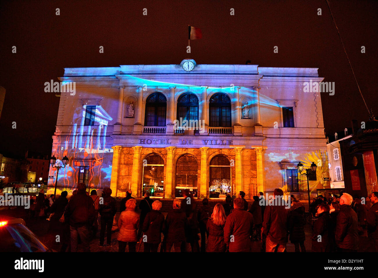 Città illuminata durante il Natale, molte persone a notte nel centro della città di Laval, la proiezione di immagini sul Municipio. Foto Stock