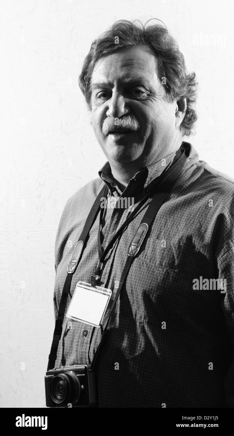 Fotografo in un plaid shirt con un badge, in bianco e nero Foto Stock
