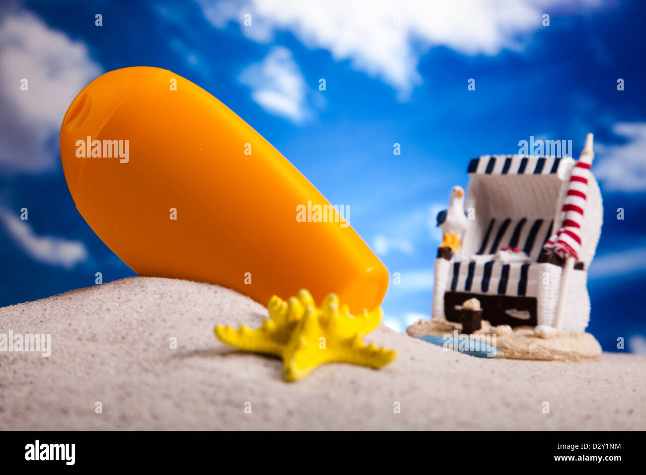 Olio di abbronzarvi sulla spiaggia Foto Stock