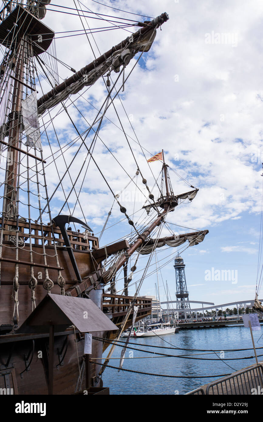 Prua di replica galeone spagnolo nave a vela ormeggiata a Barcellona Spagna Foto Stock