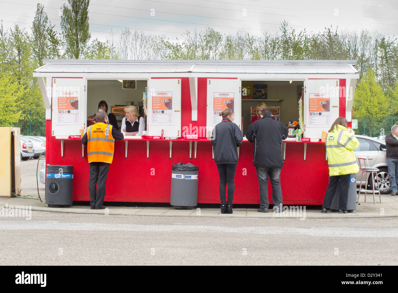 Don Valley Stadium Sheffield South Yorkshire, Inghilterra, Regno Unito - soccer fans in coda per cibo Foto Stock