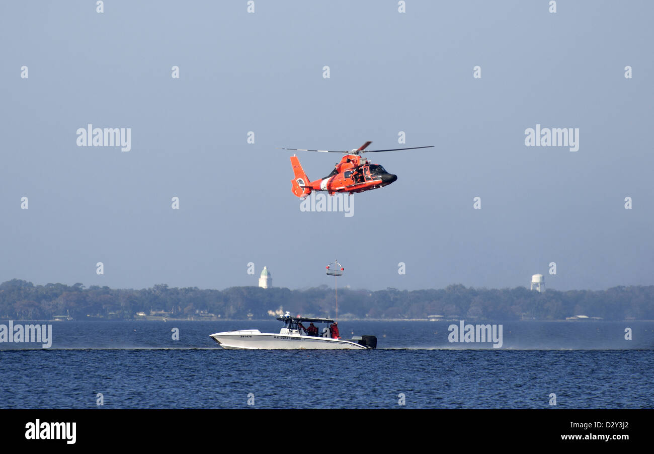 Stati Uniti Coast Guard elicottero e barca formazione di salvataggio sul fiume del St Johns in North Florida. Foto Stock