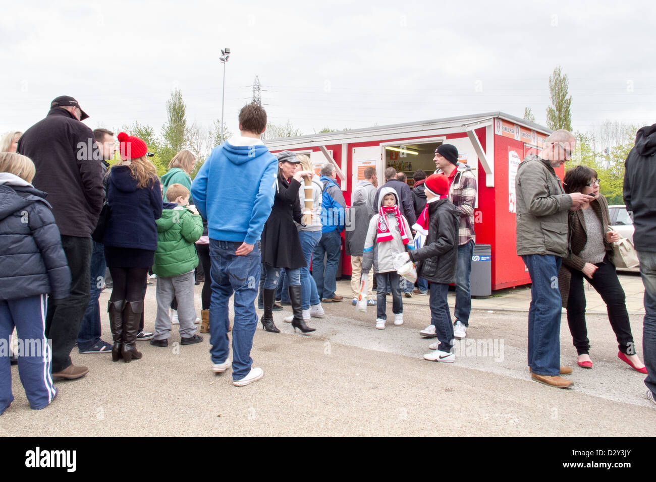 Don Valley Stadium Sheffield South Yorkshire, Inghilterra, Regno Unito - soccer fans in coda per il cibo in metà tempo Foto Stock