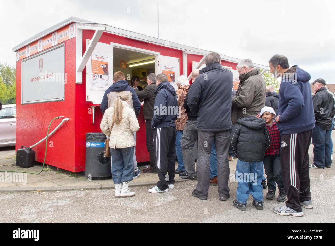 Don Valley Stadium Sheffield South Yorkshire, Inghilterra, Regno Unito - soccer fans in coda per il cibo in metà tempo Foto Stock