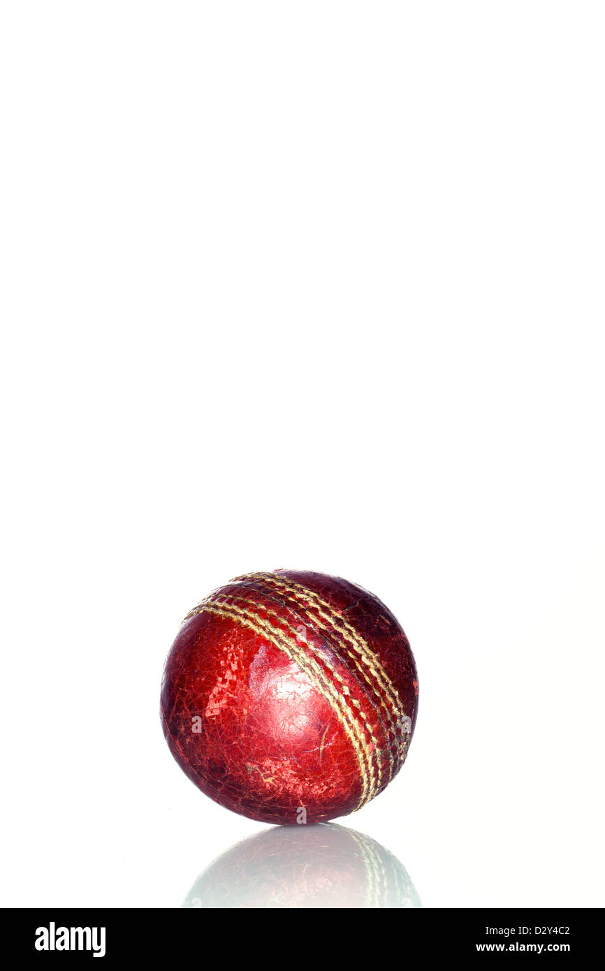 Sfera di cricket, sport di Cricket, sfera, isolato, Rosso, Sport, cucitura, Bianco, pelle, un singolo oggetto vecchio, fotografia, immagine a colori Foto Stock