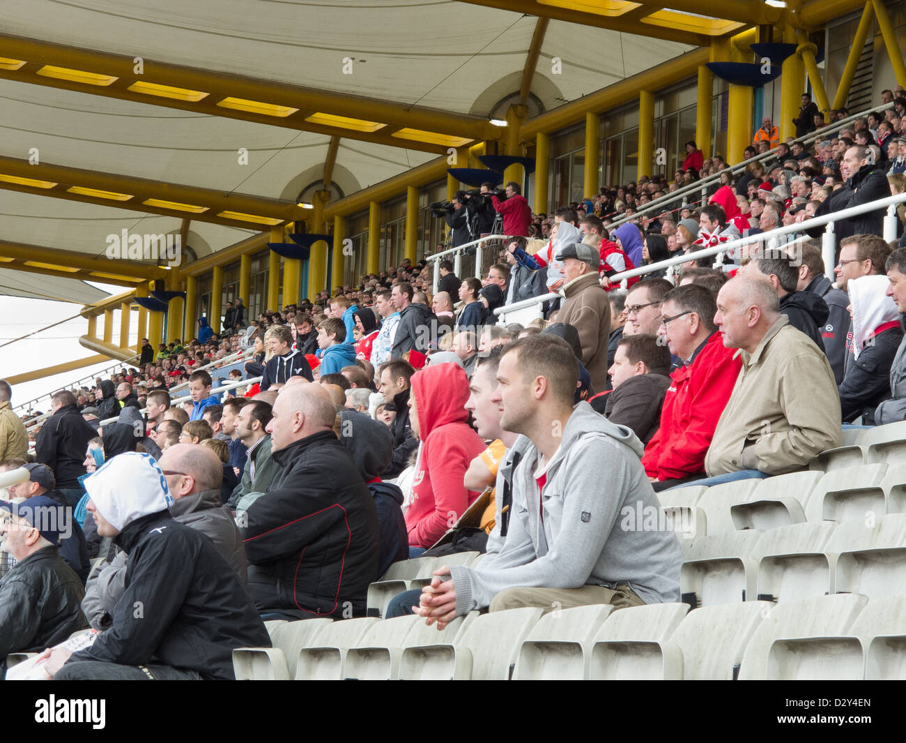 Don Valley Stadium Sheffield South Yorkshire, Inghilterra, Regno Unito - soccer fans seduti e guardare il gioco Foto Stock