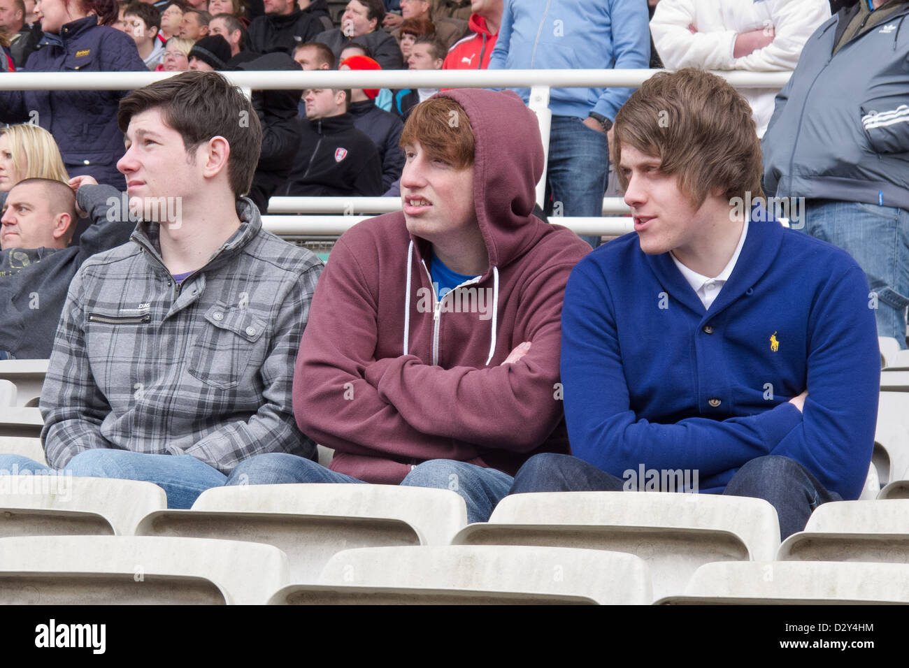 Don Valley Stadium Sheffield South Yorkshire, Inghilterra, Regno Unito - soccer fans seduti e guardare il gioco Foto Stock