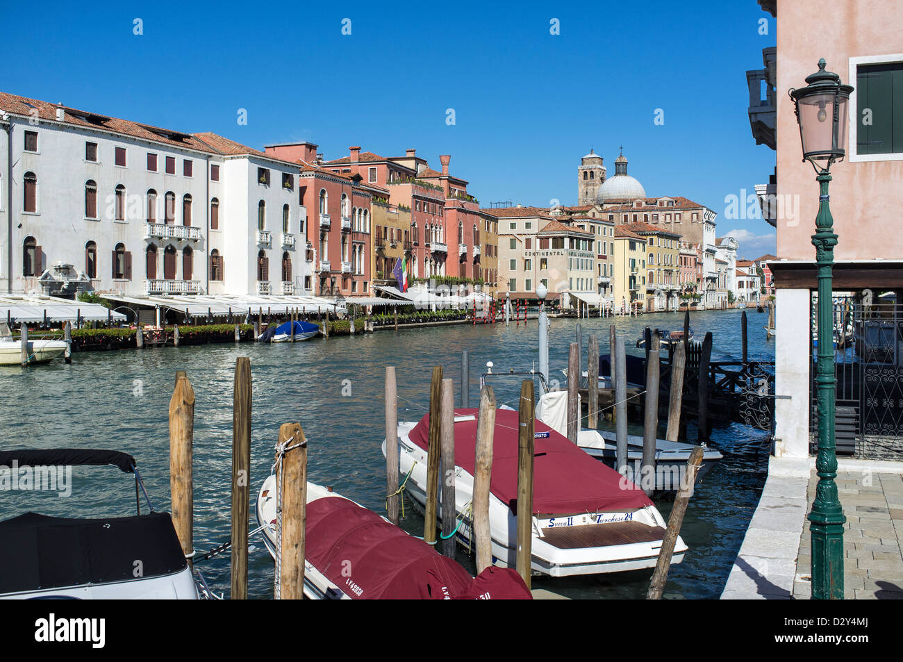 Barche ormeggiate sul Canal Grande a Venezia Ilaly Foto Stock