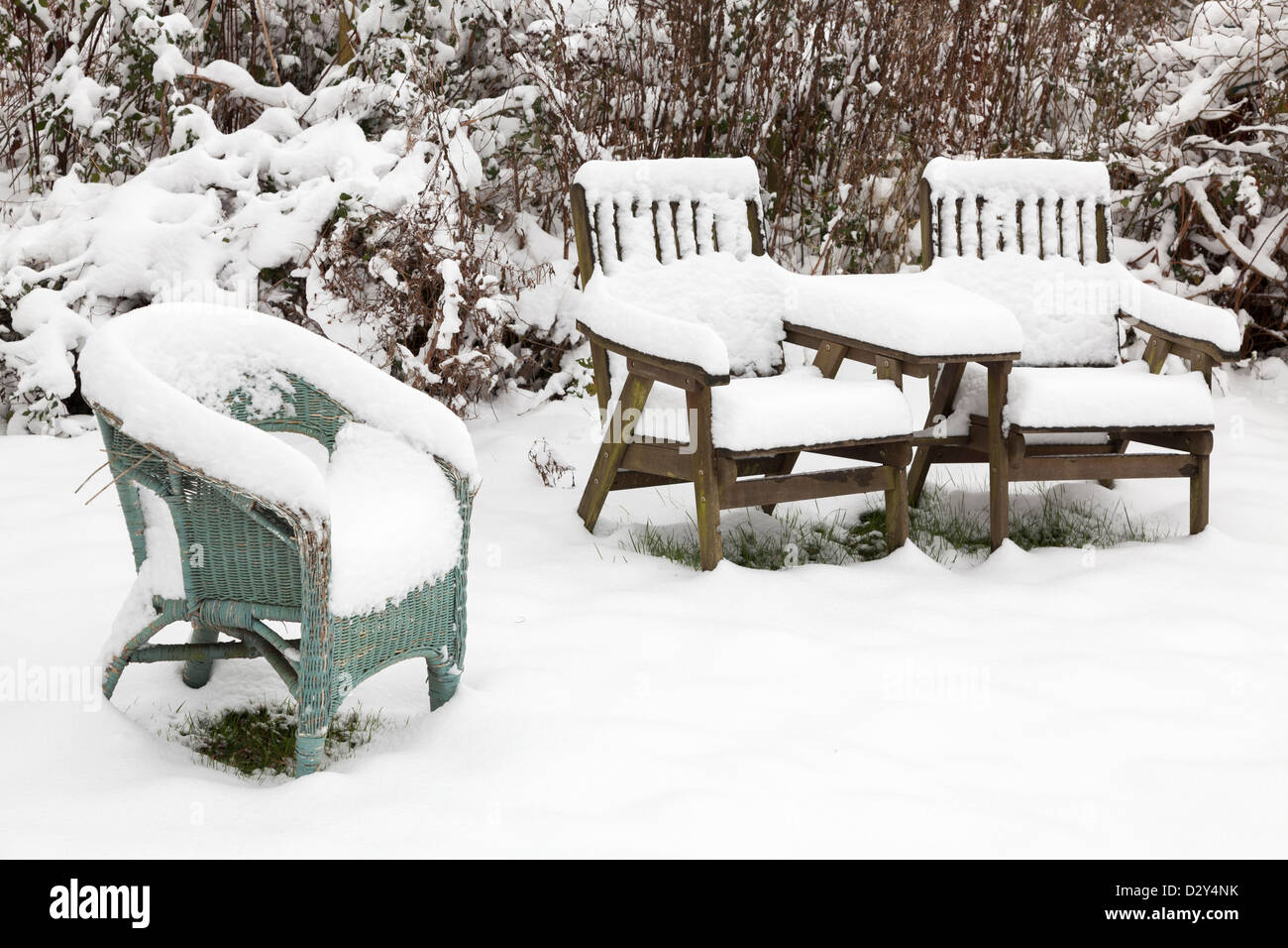 Mobili da giardino sotto 4 cm di neve fresca Foto Stock