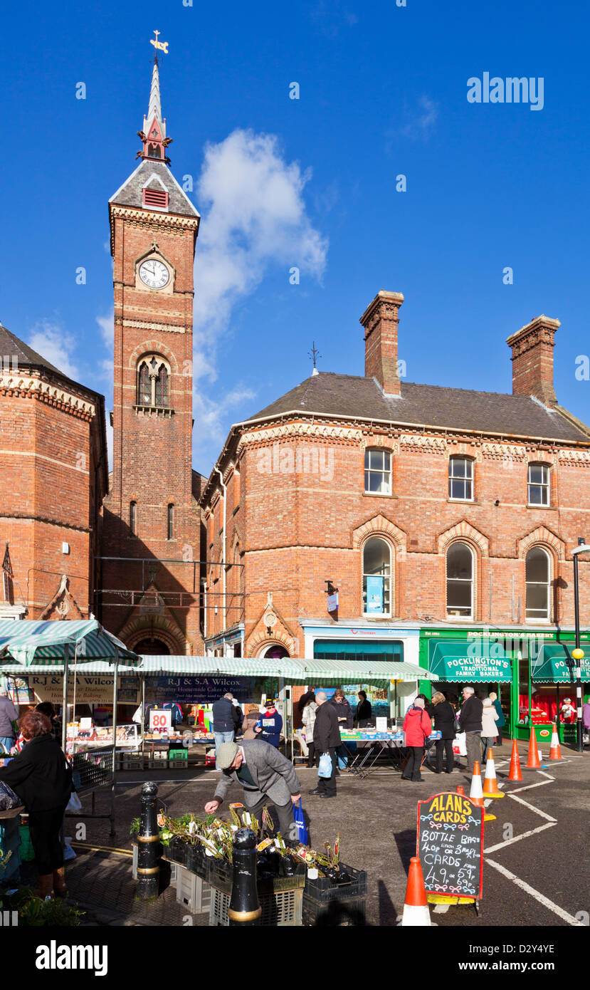 Giorno di mercato con frutta e verdura bancarelle del mercato Louth Lincolnshire England Regno Unito GB EU Europe Foto Stock