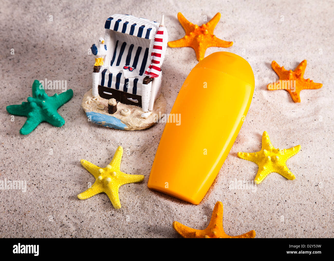 Olio di abbronzarvi sulla spiaggia Foto Stock