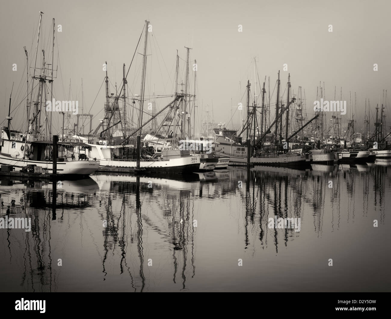 Barche da pesca con nebbia a Newport Harbour. Oregon Foto Stock