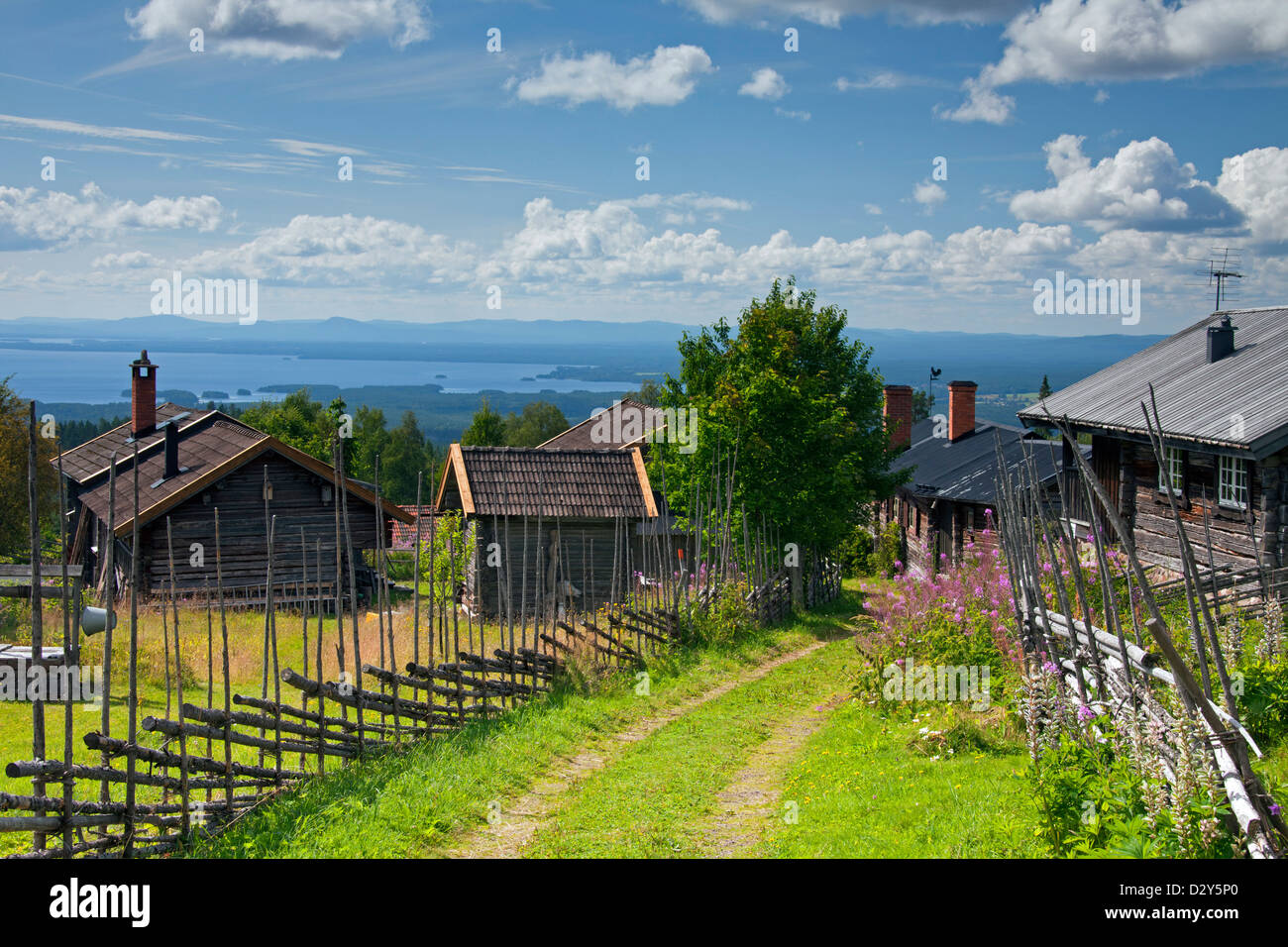 Tradizionale cottage in legno / log cabine presso il villaggio Fryksås, Dalarna, Svezia e Scandinavia Foto Stock