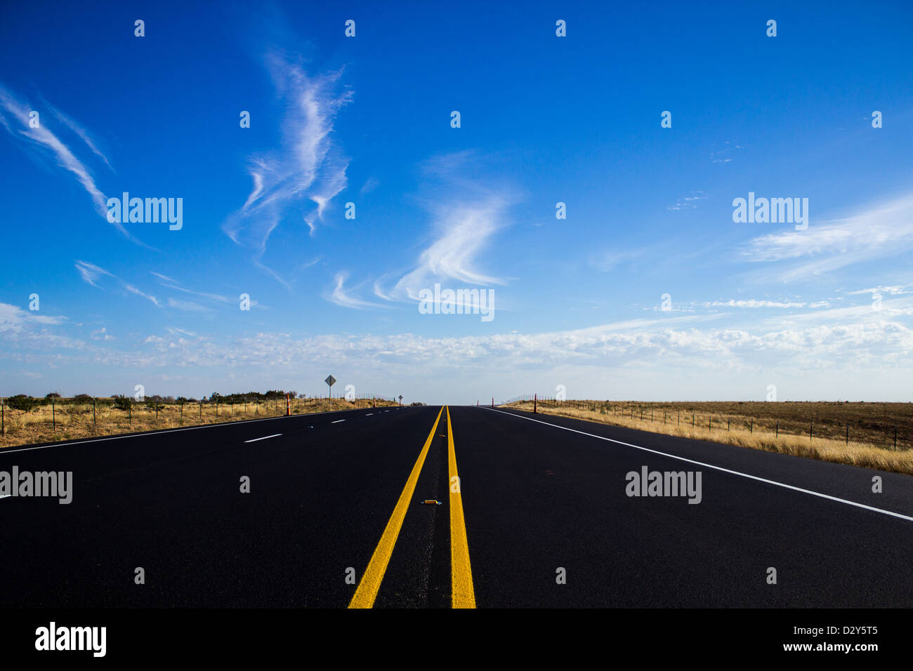 Un solitario autostrada nel bel mezzo del Texas Foto Stock