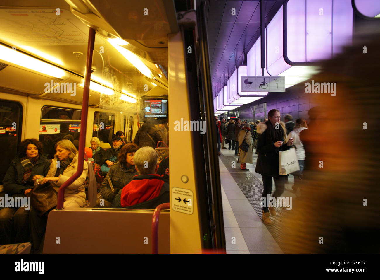 Amburgo, Germania, HafenCity University Stazione della metropolitana sulla linea U4, i passeggeri salgono a bordo Foto Stock