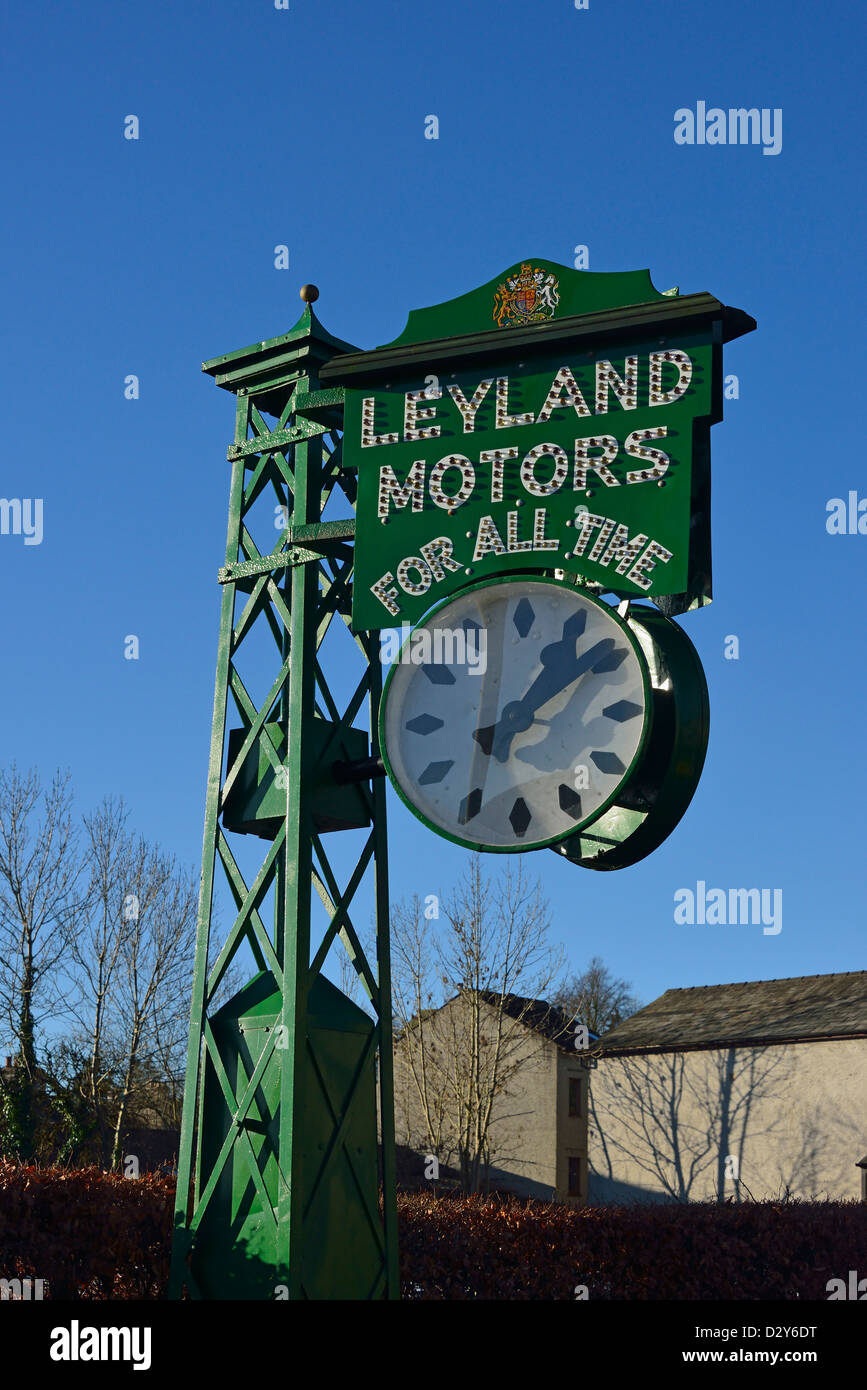 "LEYLAND MOTORI PER TUTTO IL TEMPO". Il clock di Leyland. Brewery Arts Centre di Highgate, Kendal Cumbria, Inghilterra, Regno Unito. Foto Stock