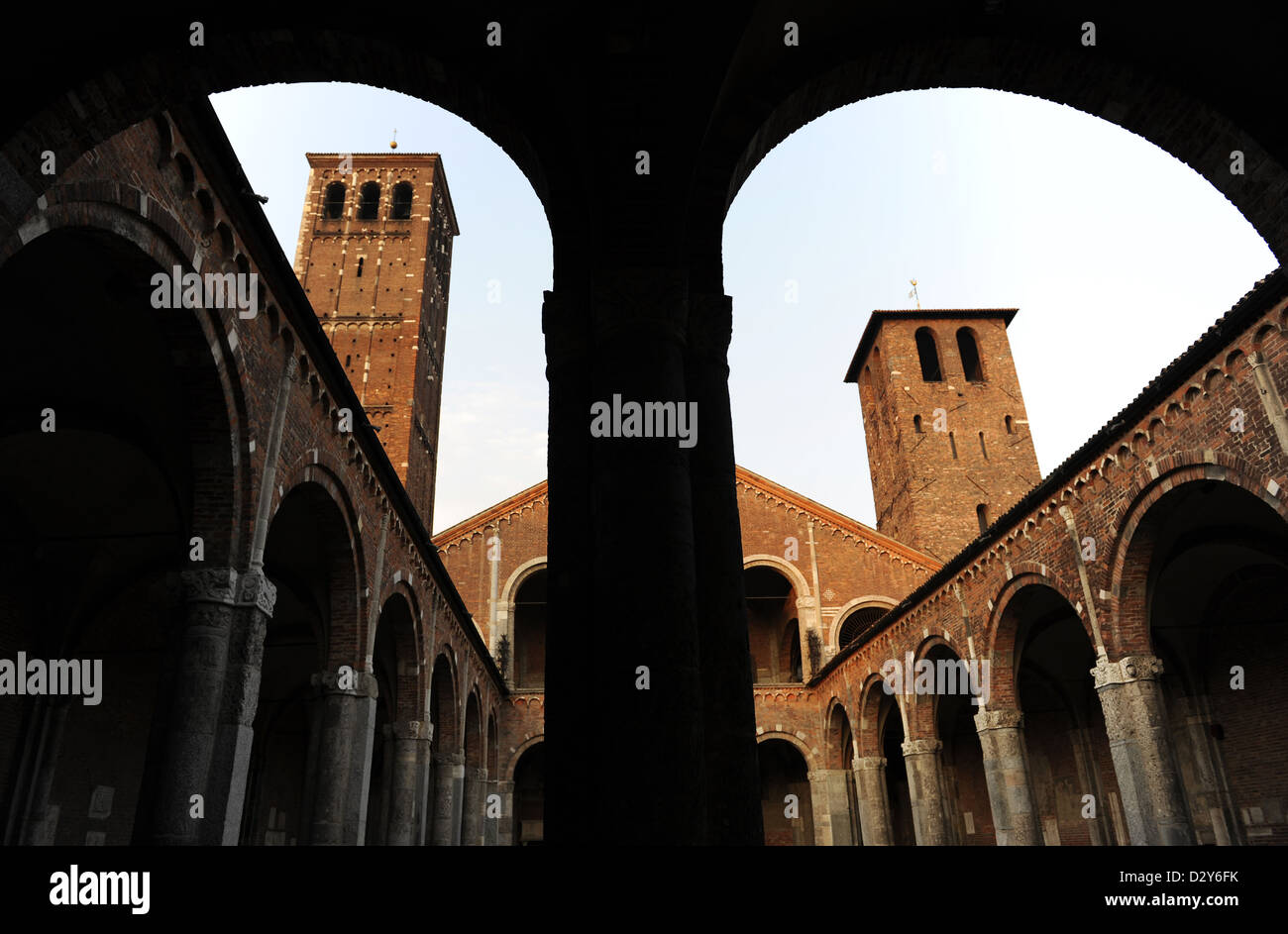 L'Italia. Milano. Basilica di Sant'Ambrogio. Consagred in 379. Ricostruita in stile romanico. 12 secolo. Portico. Foto Stock