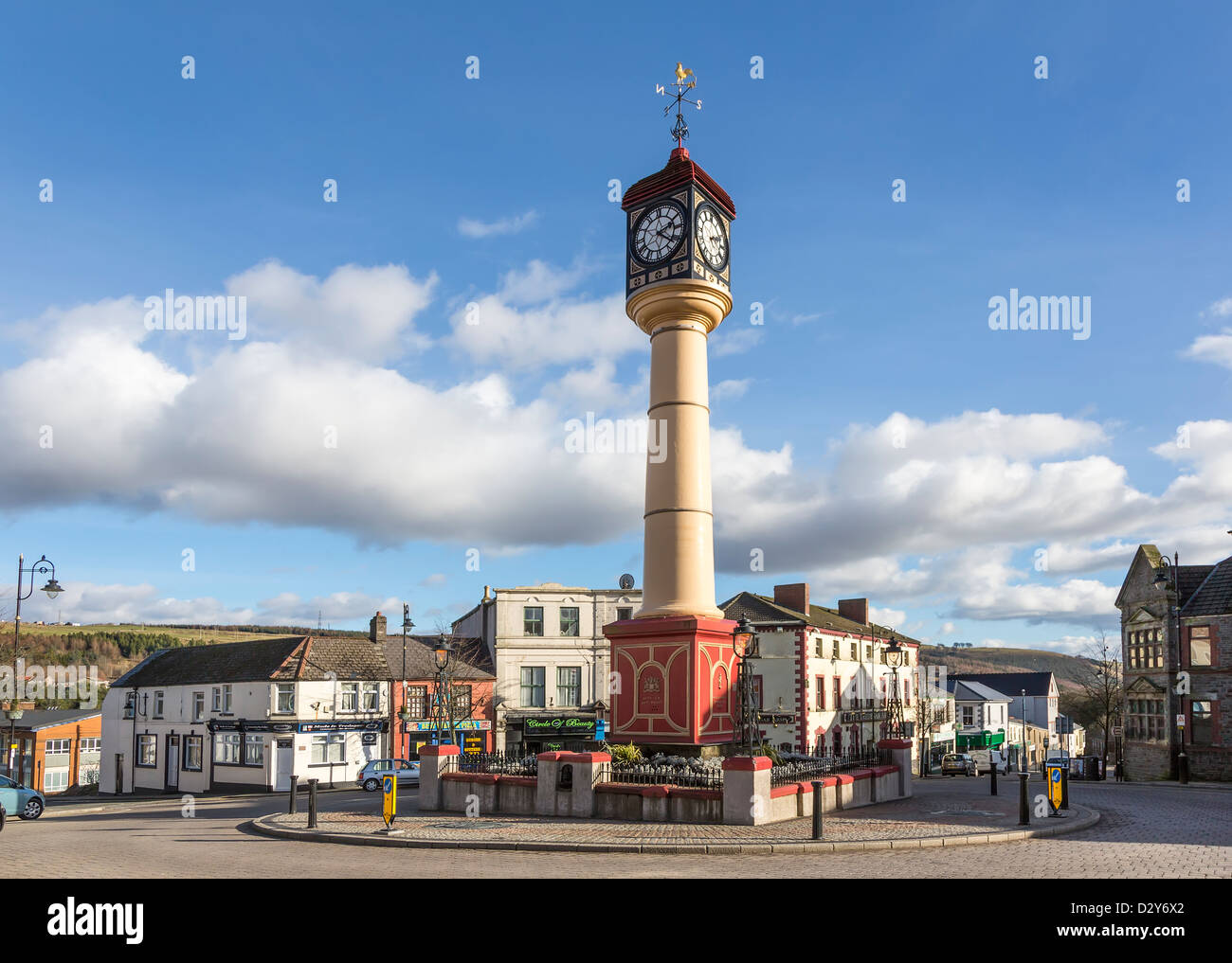 Città di clock tower e la banderuola sulla rotatoria centrale Tredegar, Blaenau Gwent, UKclock tower Foto Stock