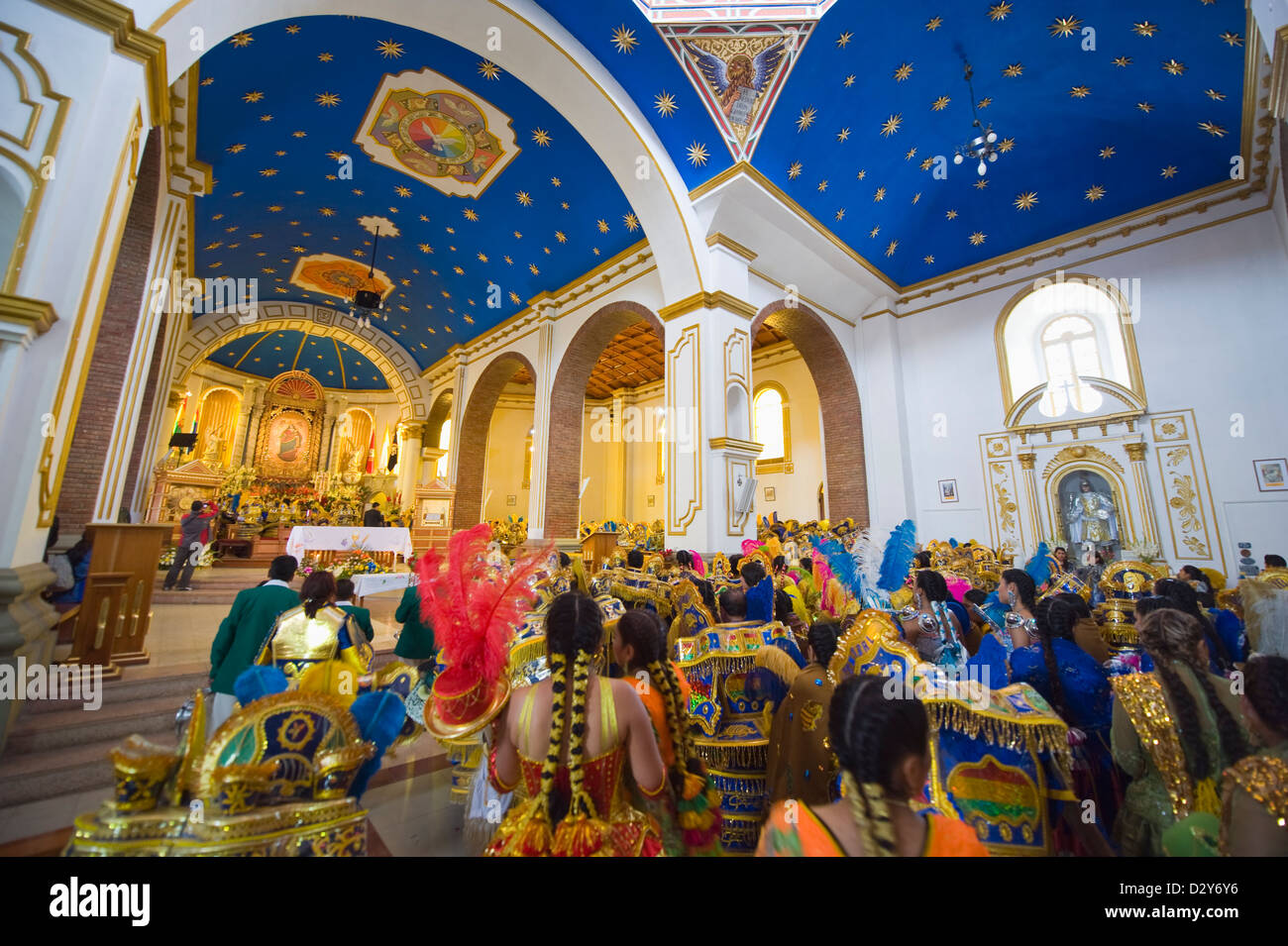 Ballerini in costume nella chiesa, Carnevale, Oruro, Bolivia, Sud America Foto Stock