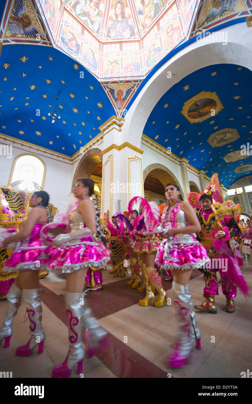 Ballerini in costume nella chiesa, Carnevale, Oruro, Bolivia, Sud America Foto Stock