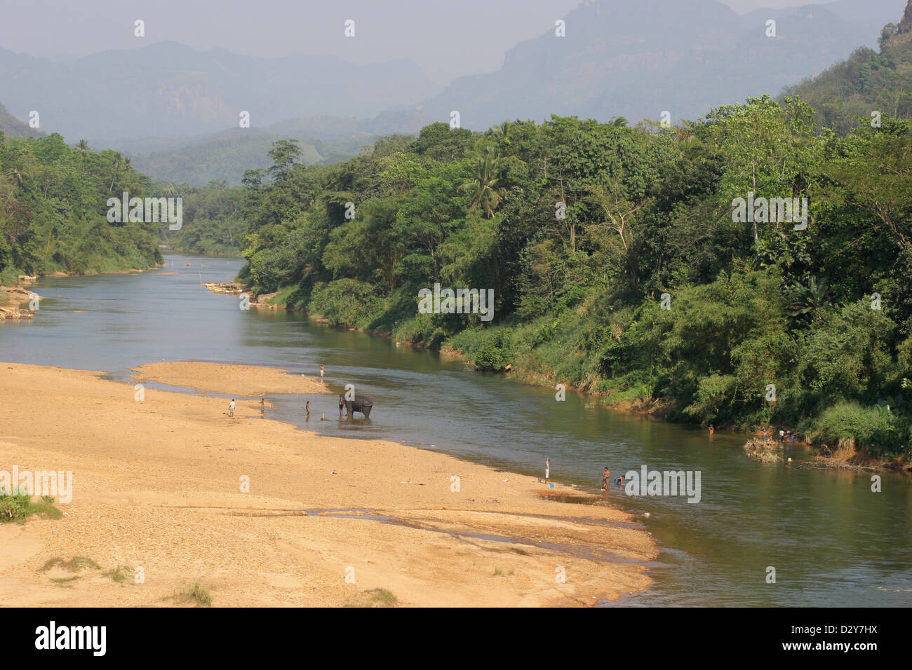 Kitulgala, Sri Lanka, il fiume Kelani, location del film, il Ponte sul Fiume Kwai- Foto Stock