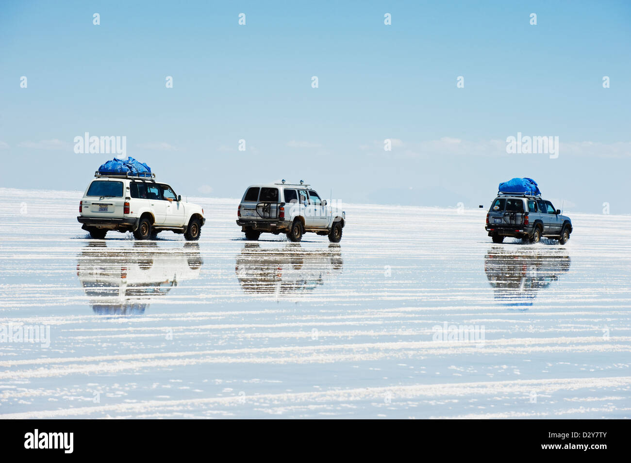 4WD AUTO su salir de Uyuni, saline, Bolivia, Sud America Foto Stock