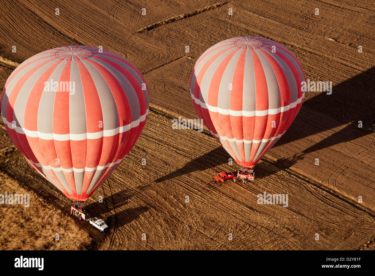 Due ballons aria calda tenendo la terra. Foto Stock