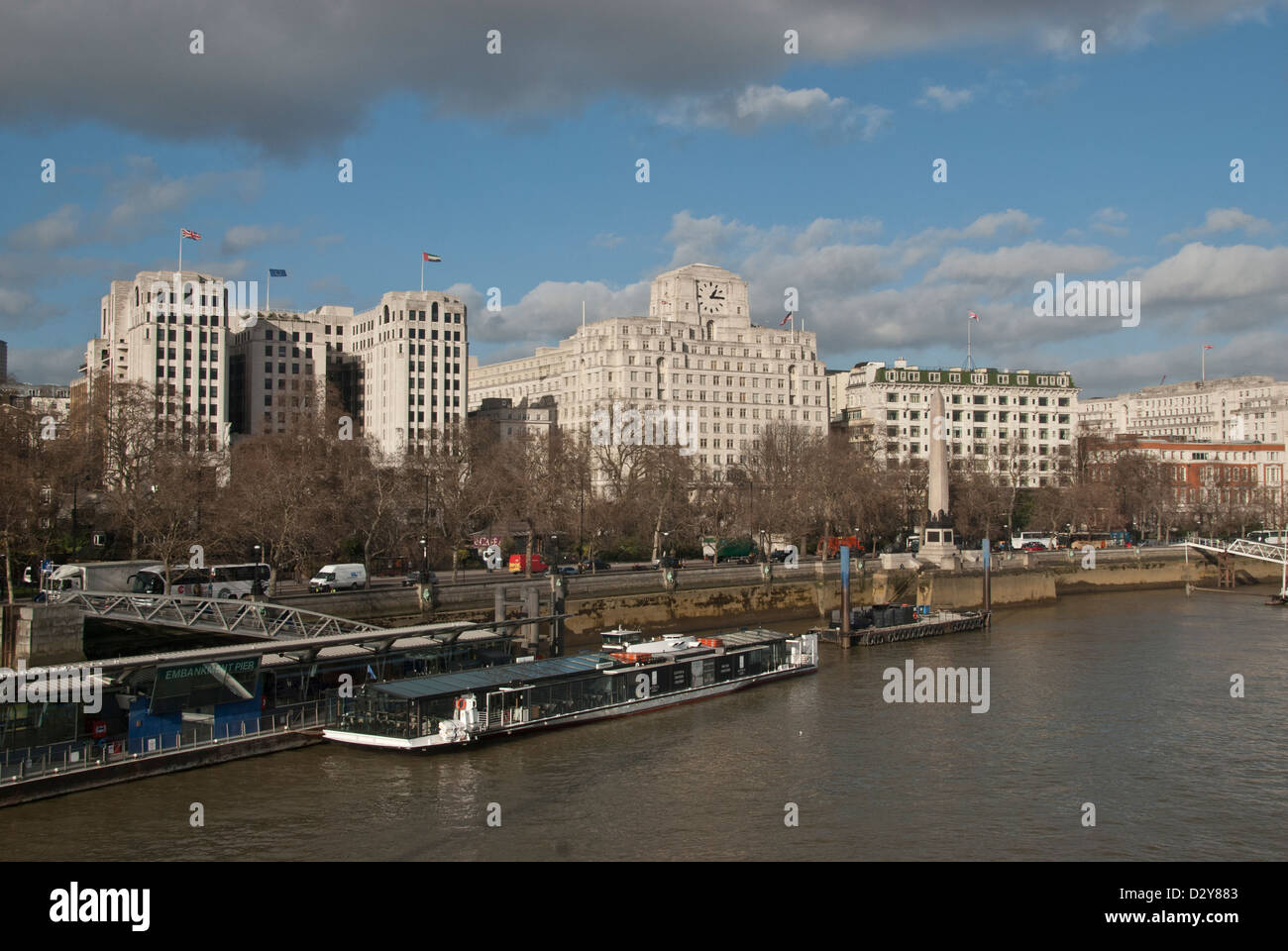 Edifici lungo argine del fiume Tamigi, Londra, Inghilterra Foto Stock