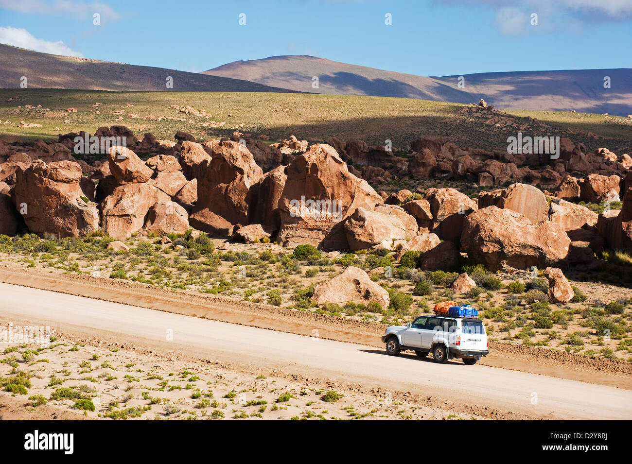 4WD touring car, formazioni rocciose nel altiplano deserto, Bolivia, Sud America Foto Stock