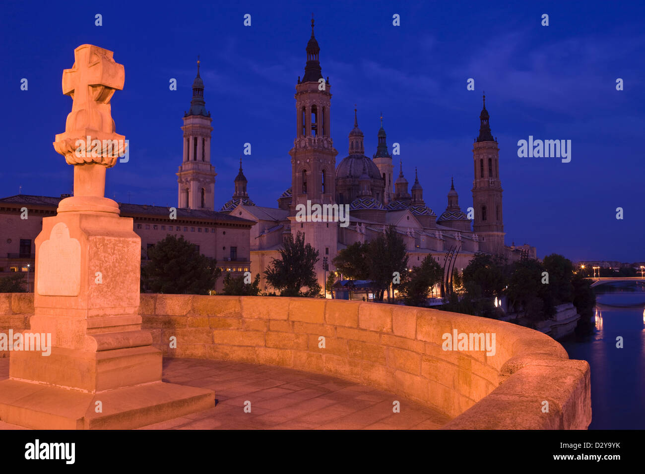 Croce sul Puente de Piedra Basilica Cattedrale della Madonna del Pilastro Fiume Ebro ZARAGOZA Aragona Spagna Foto Stock