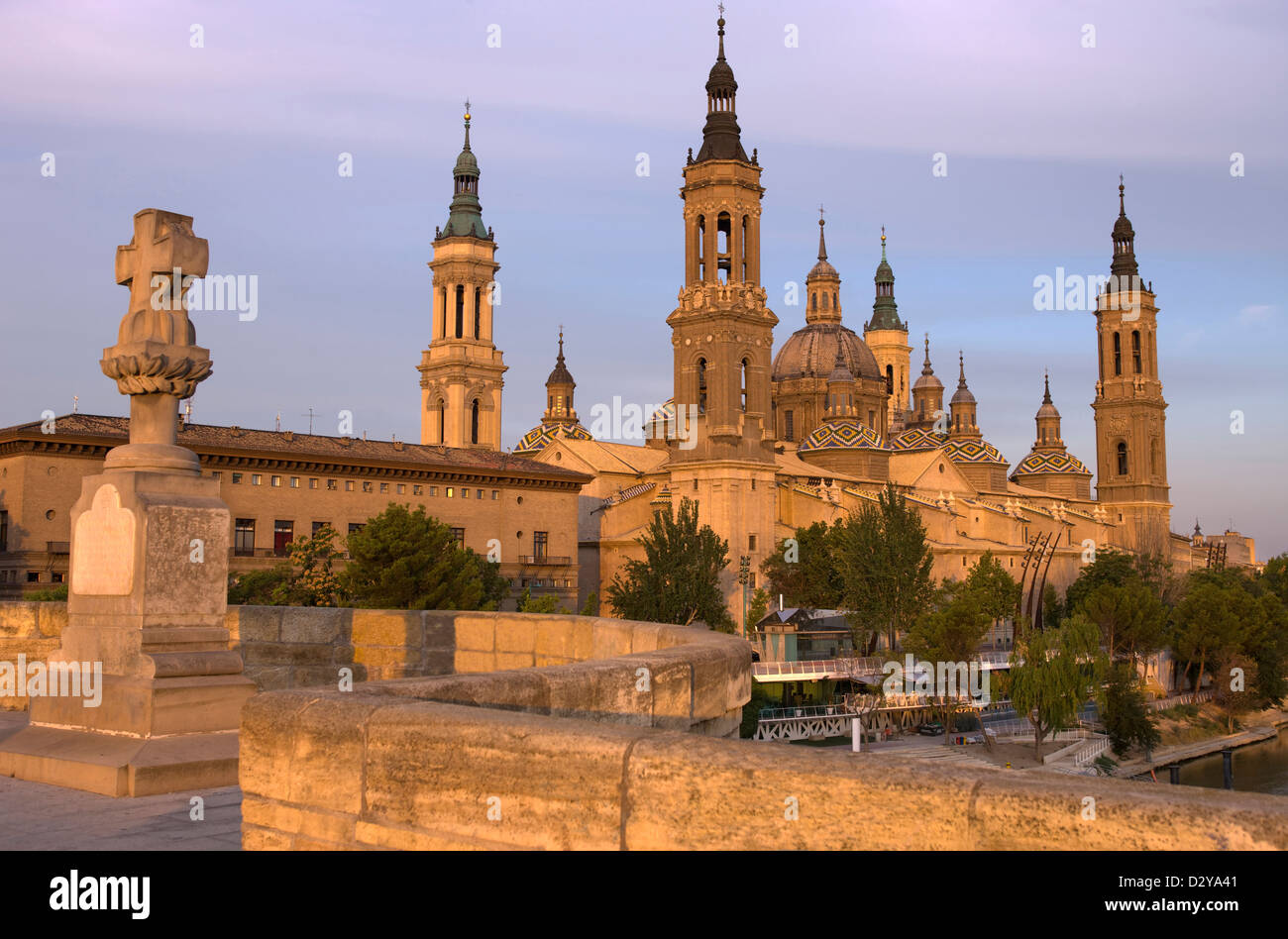 Croce sul Puente de Piedra Basilica Cattedrale della Madonna del Pilastro Fiume Ebro ZARAGOZA Aragona Spagna Foto Stock