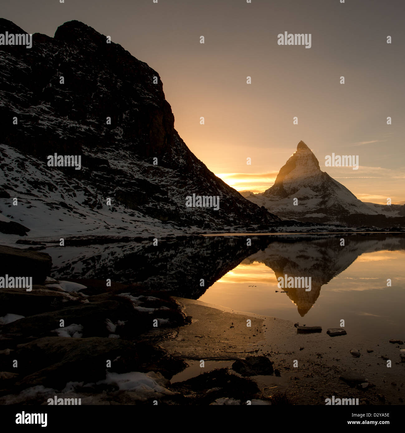 Cervino dal Riffelsee lago di montagna al di sopra di Zermatt, Svizzera Foto Stock