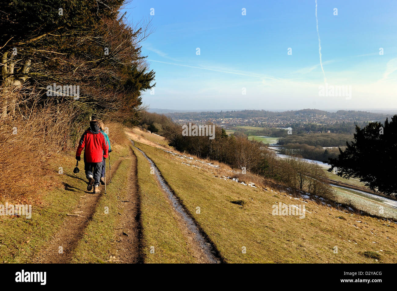 Due escursionisti sulla North Downs Way al Comune Ranmore Dorking Foto Stock