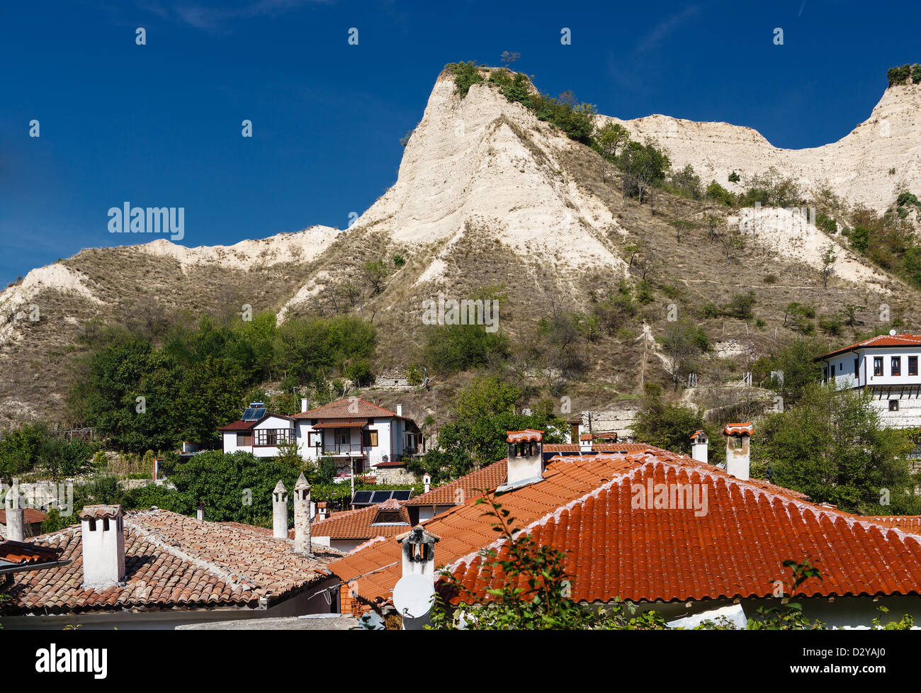 I tetti di tegole di una piccola città contro rocce di gesso Foto Stock I tetti di tegole di una piccola città contro rocce di gesso Foto Stock