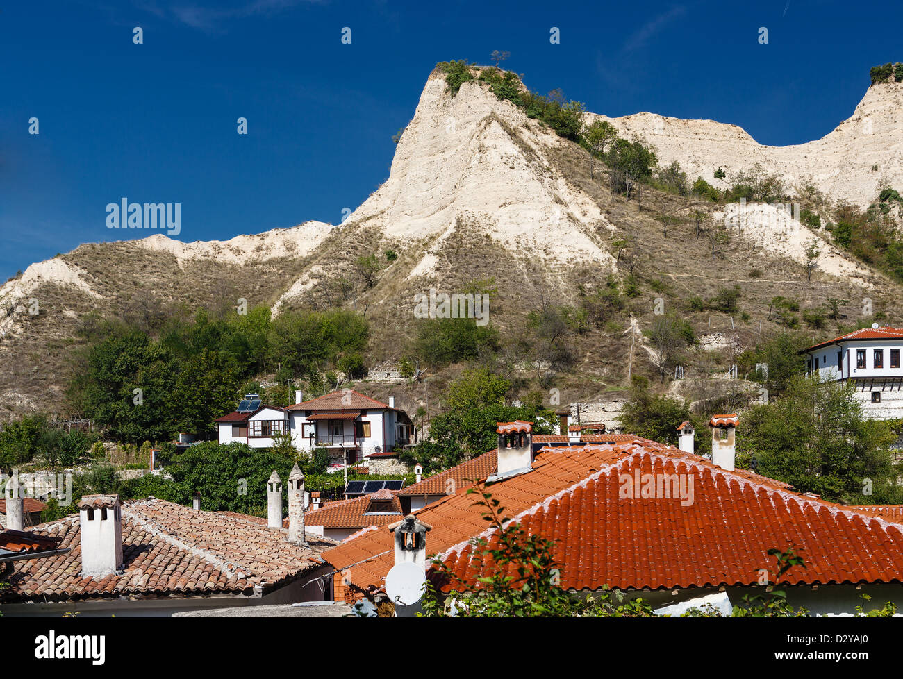 I tetti di tegole di una piccola città contro rocce di gesso Foto Stock