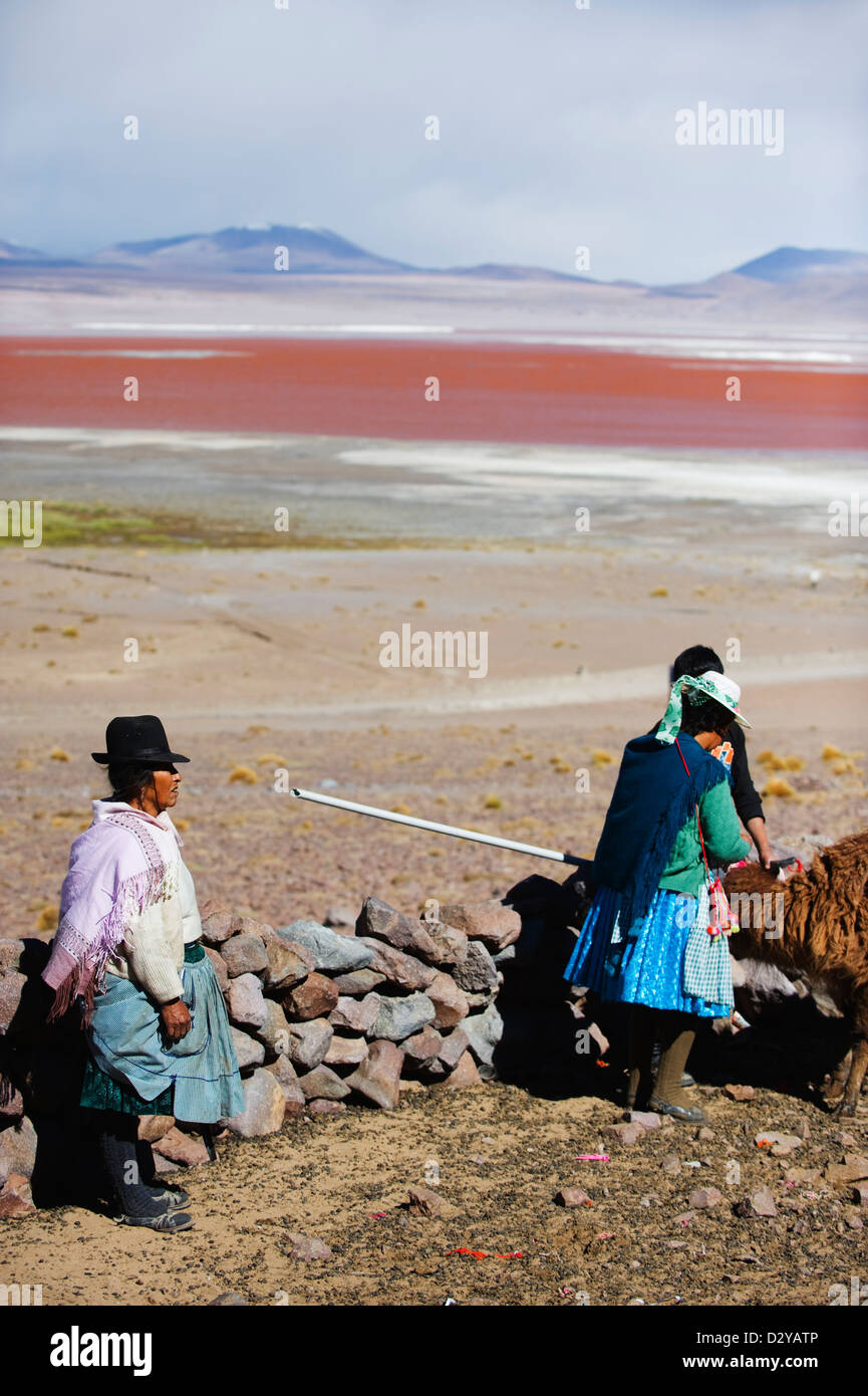 Le donne indigene, Laguna Colorado, Red Lake, Eduardo Avaroa Andean riserva nazionale, Bolivia, Sud America Foto Stock