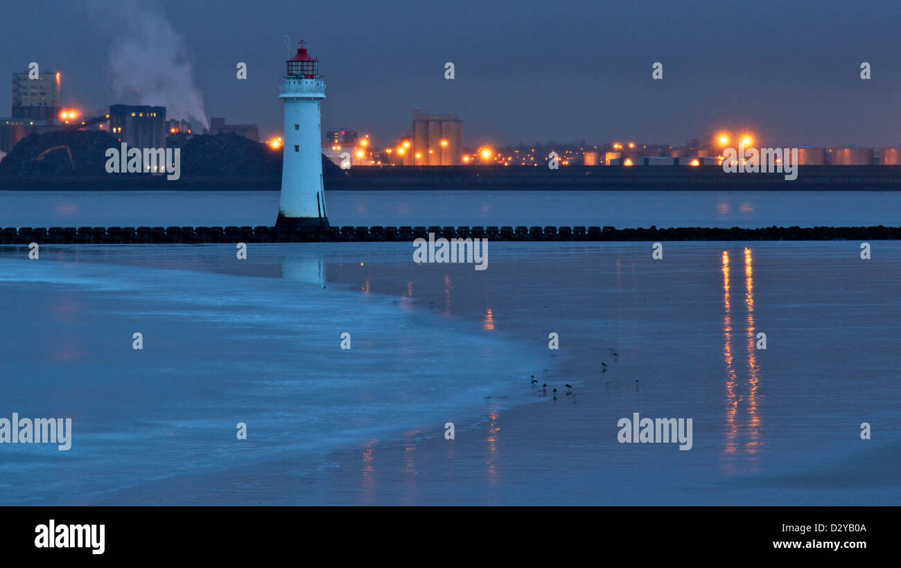 Una serie di luce bassa costiera e paesaggi urbani prese a New Brighton, Wirral, Merseyside, Inghilterra, Regno Unito. Foto Stock