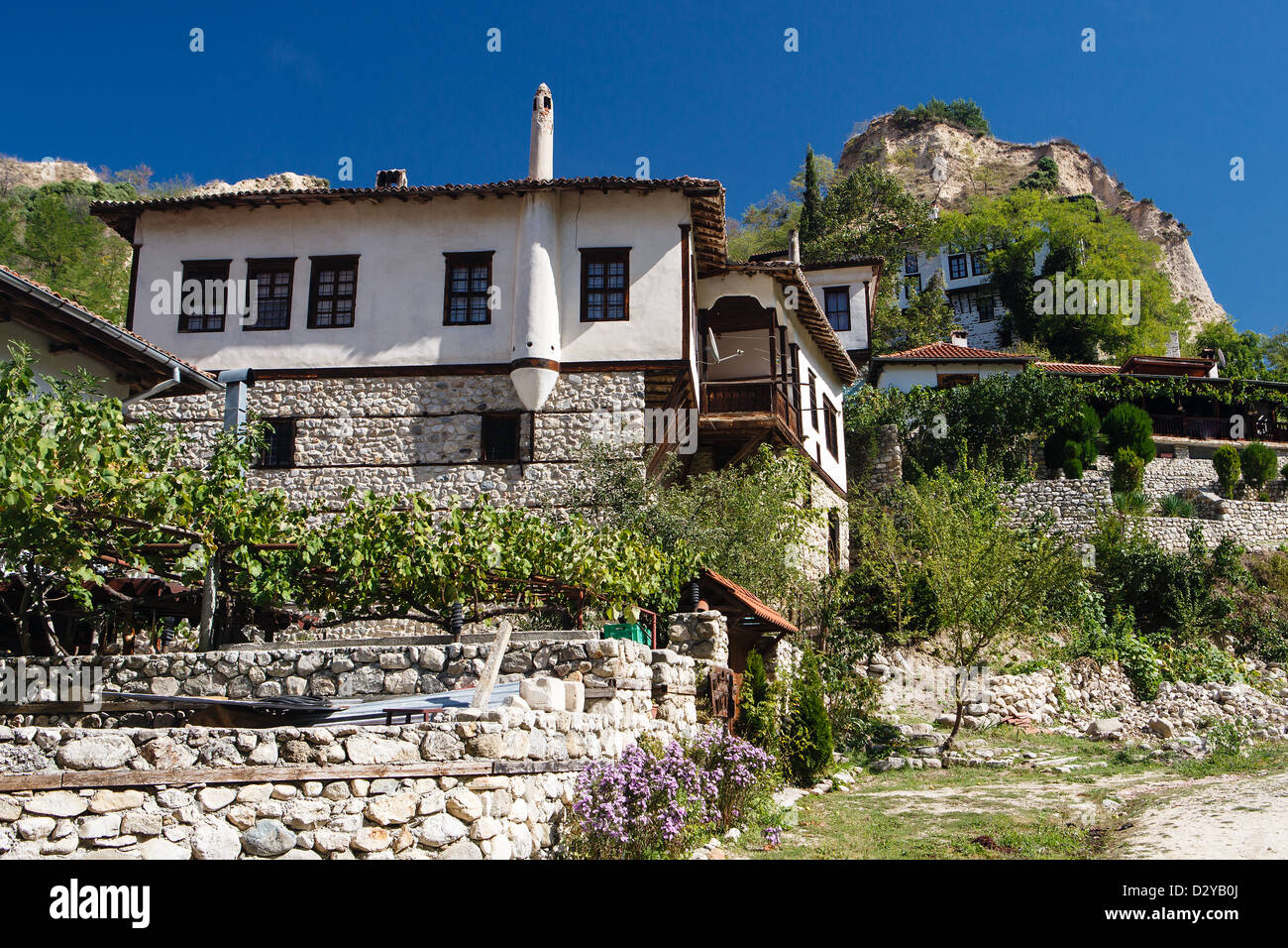 Casa costruita su un pendio di rocce di gesso Foto Stock