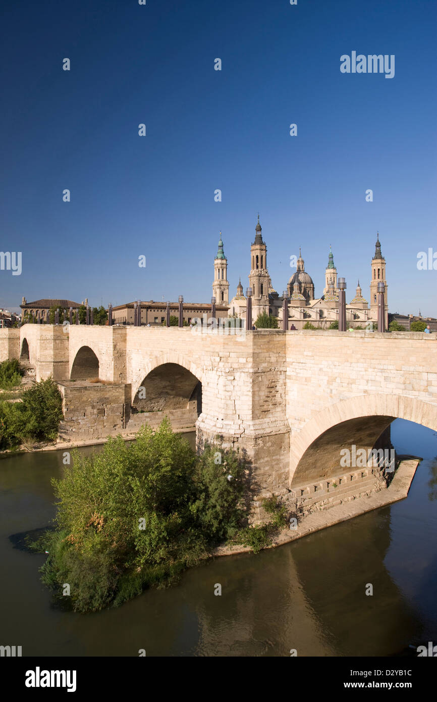 PUENTE de Piedra Basilica Cattedrale della Madonna del Pilastro ZARAGOZA Aragona Spagna Foto Stock