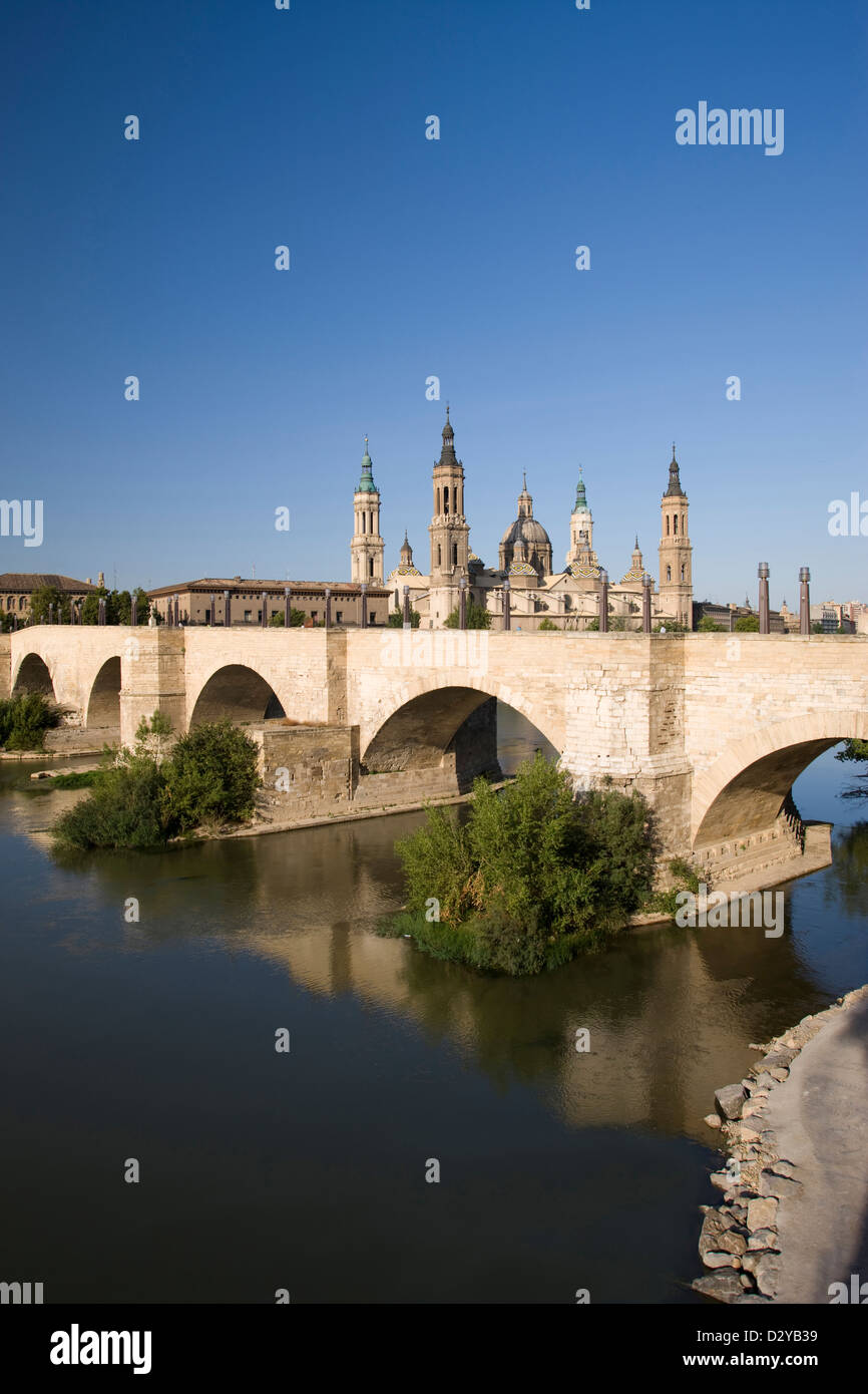 PUENTE de Piedra Basilica Cattedrale della Madonna del Pilastro ZARAGOZA Aragona Spagna Foto Stock