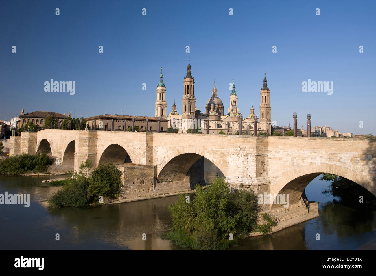 PUENTE de Piedra Basilica Cattedrale della Madonna del Pilastro ZARAGOZA Aragona Spagna Foto Stock