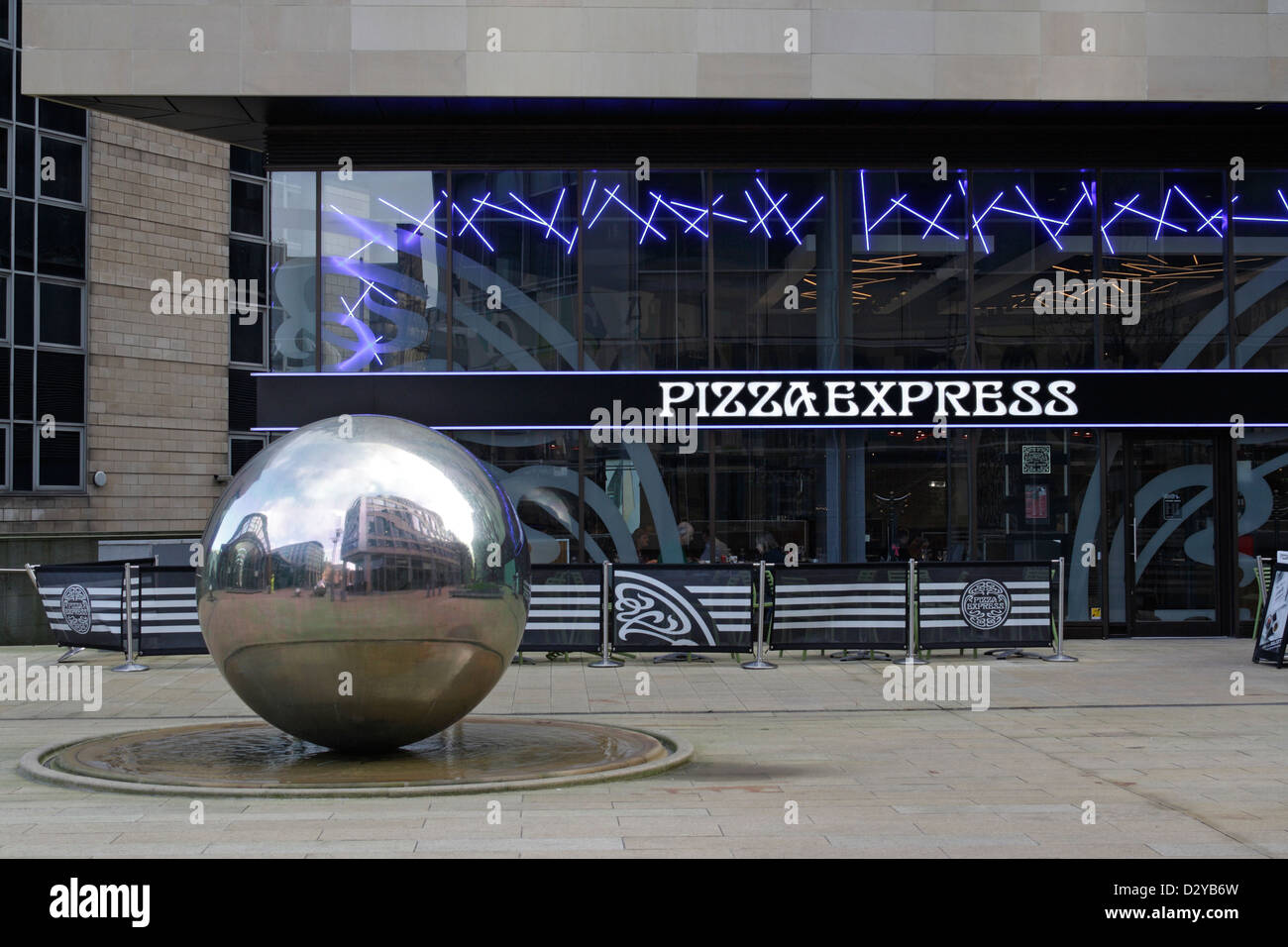 Pizza Express ristorante nel centro della città di Sheffield, con sfera in acciaio artwork al di fuori Foto Stock