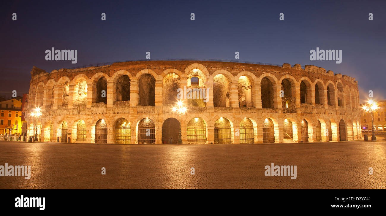 Verona - Arena di crepuscolo Foto Stock
