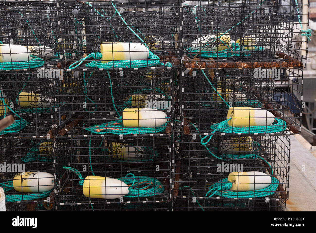San Diego, California - aragosta trappole impilati su un molo nella Baia di San Diego. Foto Stock